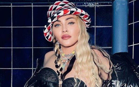 Blonde Hair and Dark Brows Trend - Janet Leigh